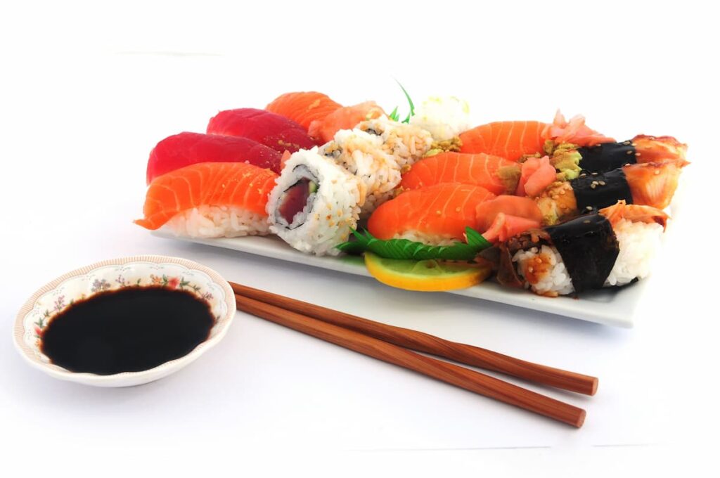 Imagem mostra sushi com molho servido em um dos melhores restaurantes japoneses em São Paulo.