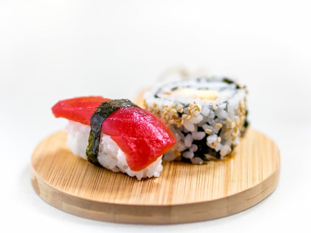 Imagem mostra sushi sashimi de atum servido fresco em um dos restaurantes japoneses em São Paulo.