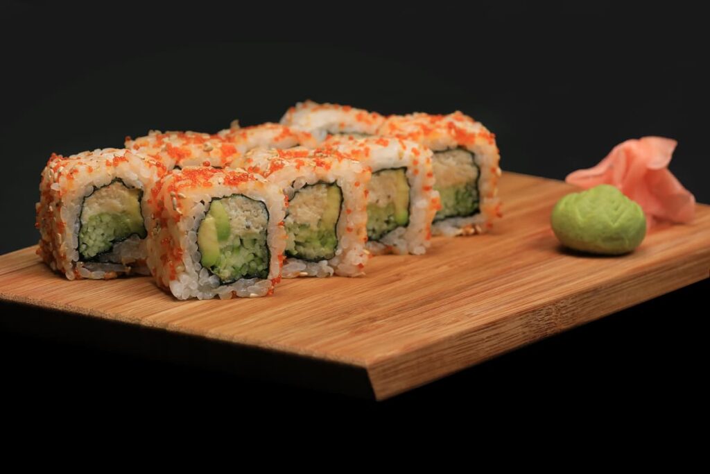 Imagem mostra sushis servidos em um restaurante japonês em campinas.