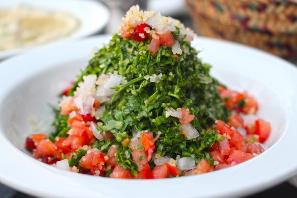 Imagem mostra tabule, p´rato clássico de comida árabe servido em um dos melhores restaurantes árabes em São Paulo.