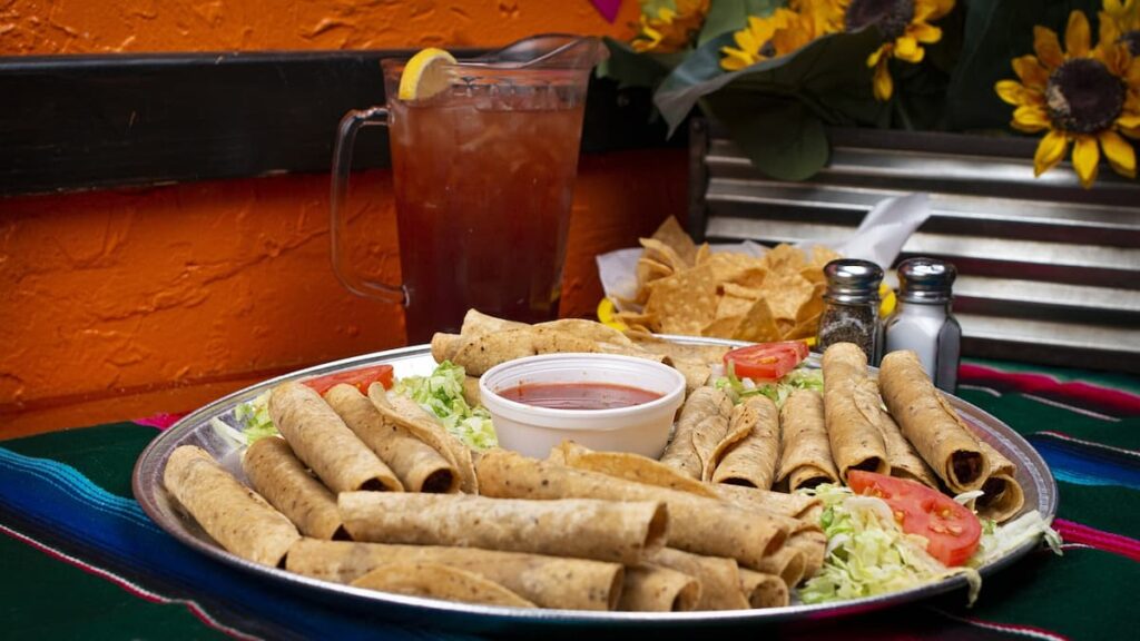 Imagem mostra combo de comida mexicana servida em um dos melhores restaurantes mexicanos em São Paulo.