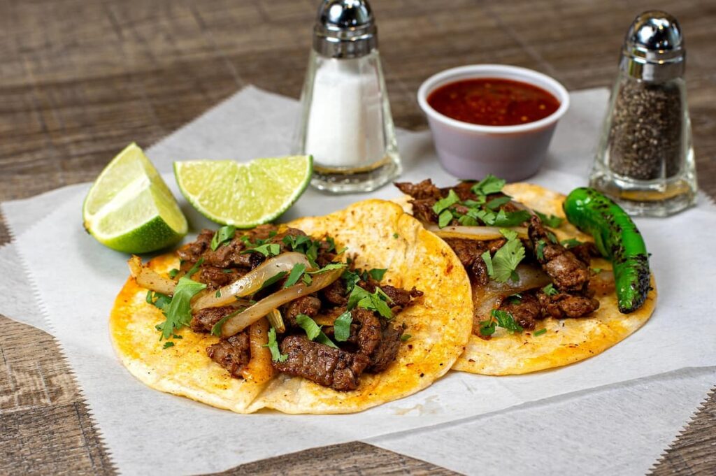 Imagem mostra tacos de carne.
