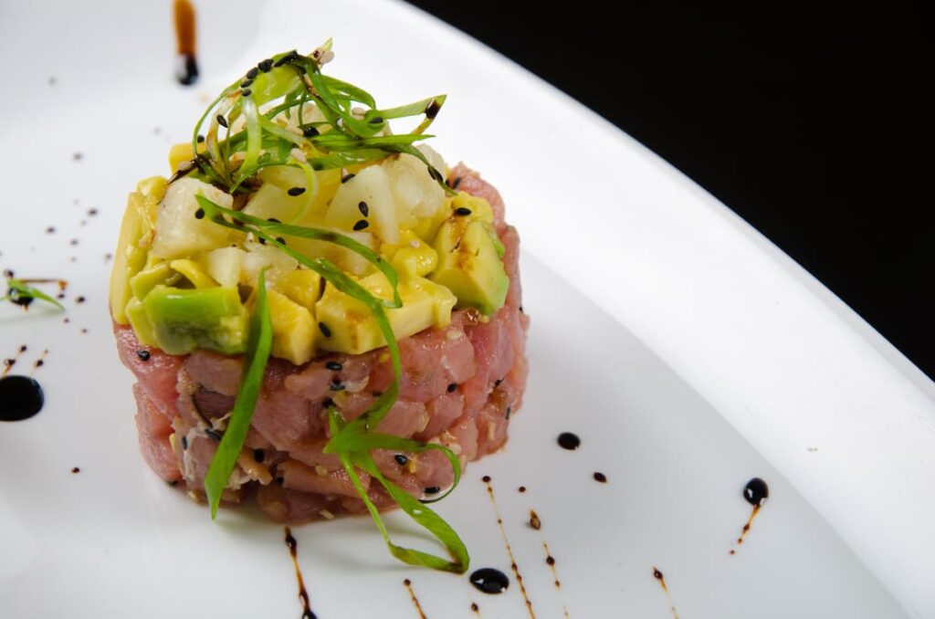 Imagem mostra tartare de abacate com camarão.