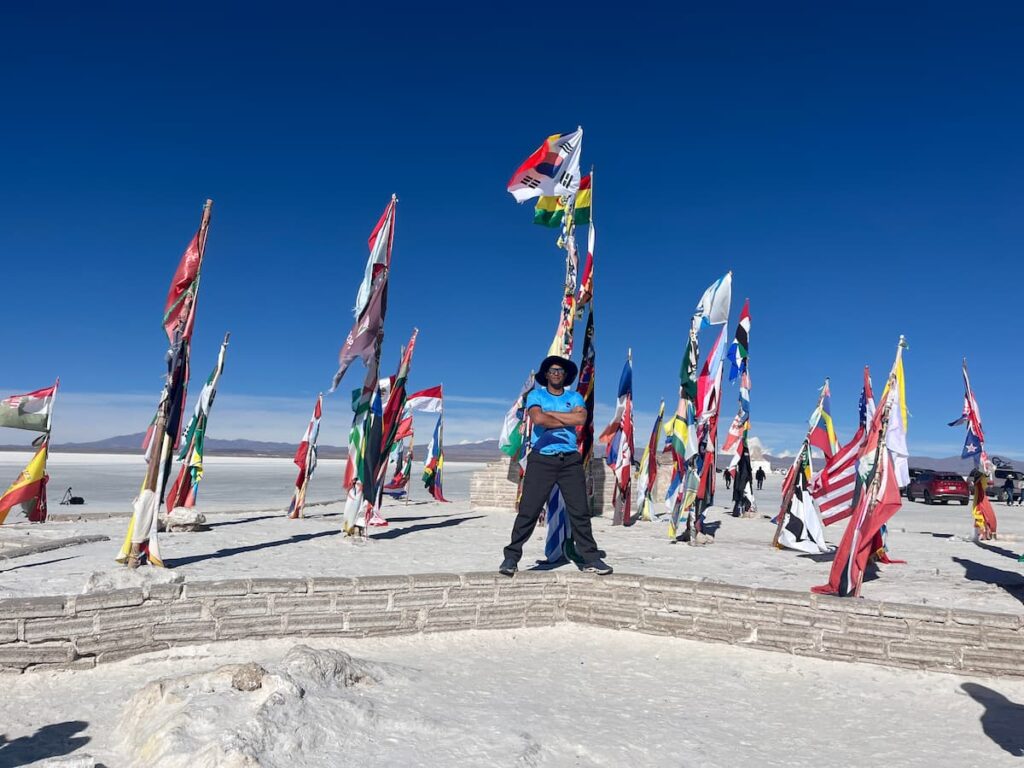 Imagem mostra turista na Praça das Bandeiras no salar de Uyuni.