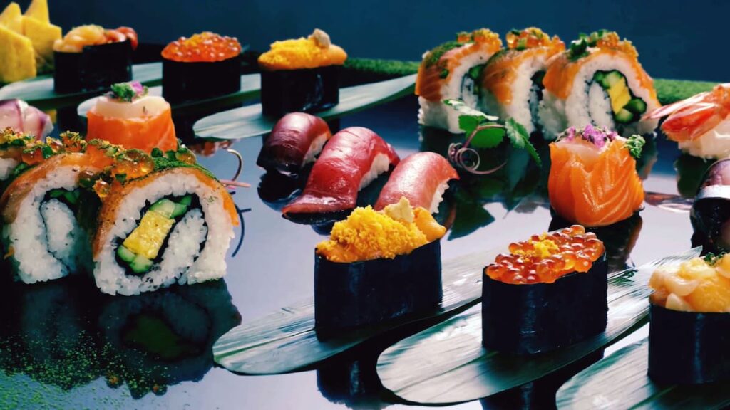 Imagem mostra diversidade de comida japonesa.