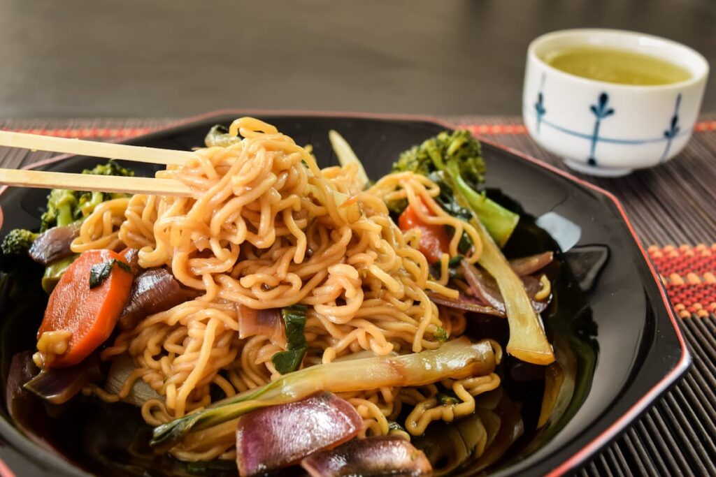 Imagem mostra yakisoba servido em um dos melhores restaurantes japoneses em São Paulo.
