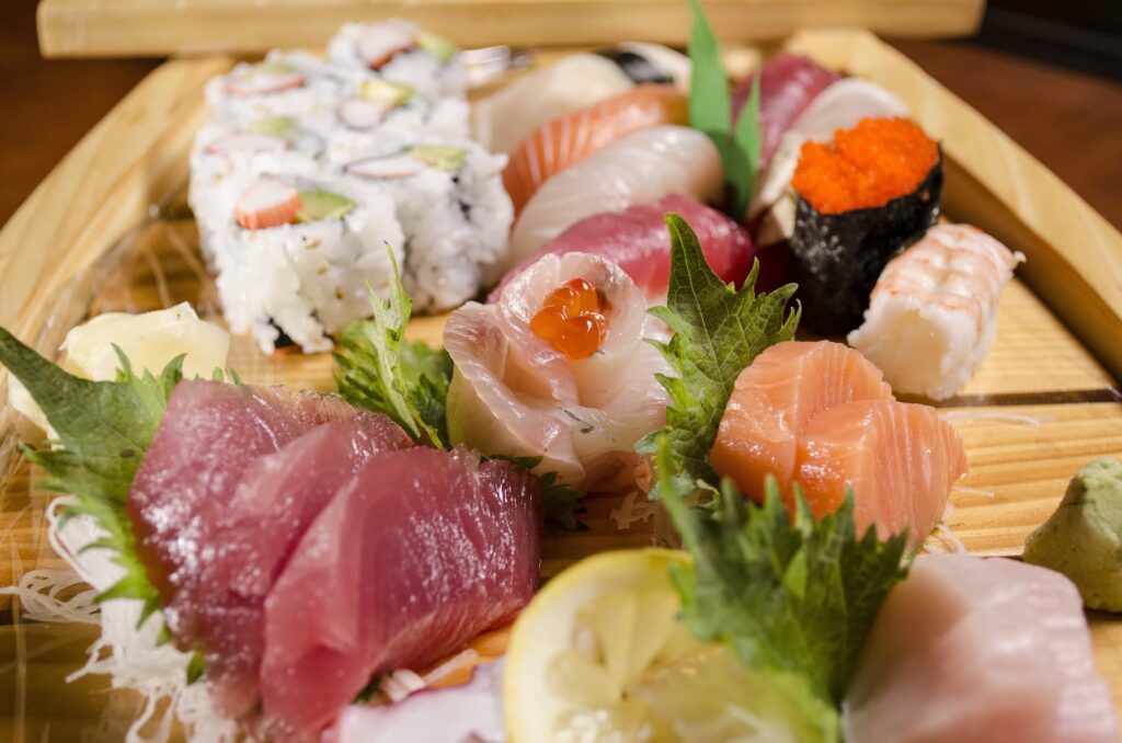 Imagem mostra barco de sushi.